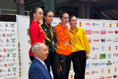 Paula Gonzalez al podi dels campionats de karate celebrats a Pontevedra