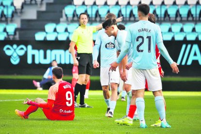 El davanter de l’FC Andorra, Manu Nieto, es lamenta d’una acció a la gespa i envoltat de rivals.