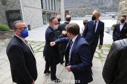 Xavier Espot saluda Jordi París en presència de Jordi Junyer, el dia que van jurar el càrrec de notaris
Foto Fernando Galindo