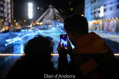 Una parella grava en vídeo l'espectacle musical de les fonts lluminoses del riu Valira