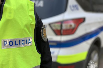 Un agent de policia durant el servei.