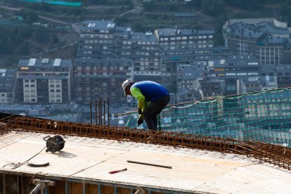 Un treballador de la construcció en una obra.