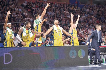 Els jugadors del MoraBanc celebrant un triple al Buesa Arena.