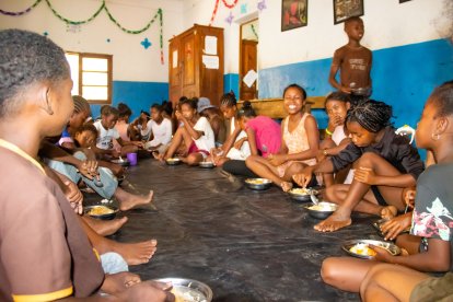 Les tres beneficiàries realitzaran un voluntariat internacional amb l’ONG Aigua de Coco.