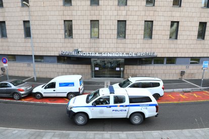 Un cotxe de la policia a urgències.