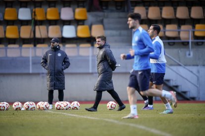 El tècnic de l’FC Andorra, Ferran Costa, en el darrer entrenament al Comunal.