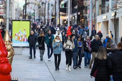 Turistes a l’eix comercial durant el pont de la Puríssima.