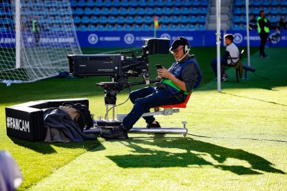 Càmera de televisió a l’Estadi Nacional.