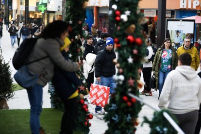 Turistes a l’eix comercial d’Andorra la Vella.