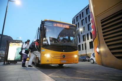 Usuaris pujant al bus del Pas de la Casa.