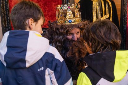 El Rei Gaspar rebent les cartes dels nens