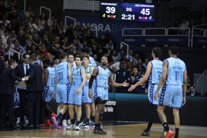 Els jugadors del MoraBanc, en un temps mort durant el partit contra el Breogán.