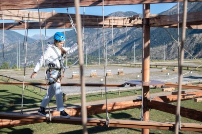 Una jove gaudint de l'airtrekk de Naturland aquest hivern