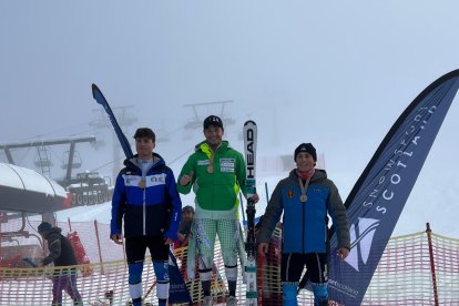 Bartumeu Gabriel, al centre, al podi de Bormio.