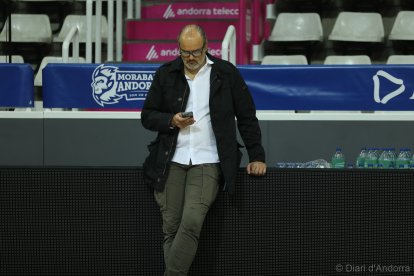 El director general del MoraBanc Andorra, Francesc Solana, en un entrenament de l’equip.