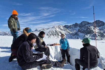 Els estudiants i l'experta de l'AR+I al Port d'Envalira