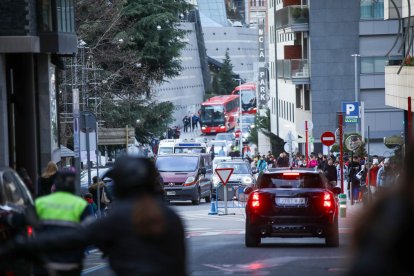 Alumnes de la Sagrada Família a la sortida del col·legi, ahir a la tarda.