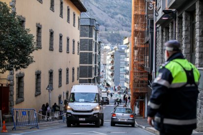 Circulació al carrer Josep Viladomat a l’hora de la sortida dels alumnes.