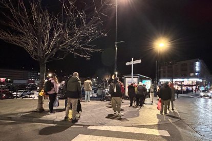 Usuaris esperant el bus en una parada de la capital dijous al vespre.