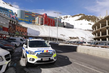 Un cotxe de la policia al Pas de la Casa.