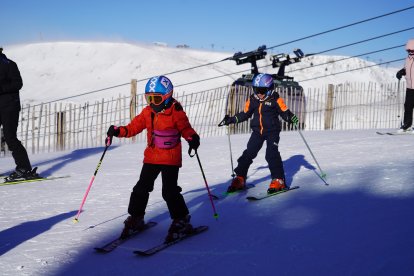 Alumnes de l’escola de neu, ahir a les pistes.