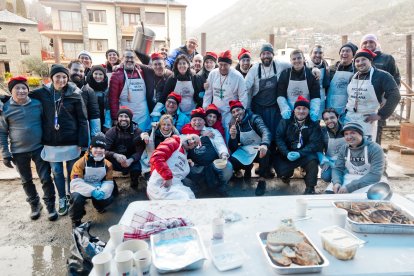 Els cuiners de la Cofraria de Sant Antoni durant l'escudellada popular