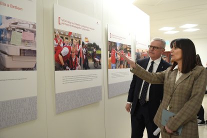 Emmanuel Rousseau i Mònica Bonell durant la inauguració de l'exposició fotogràfica