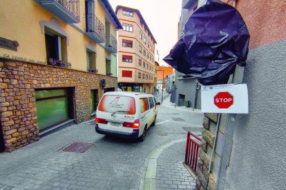 Una furgoneta circulant ahir pel carrer de l’Obac d’Escaldes-Engordany.