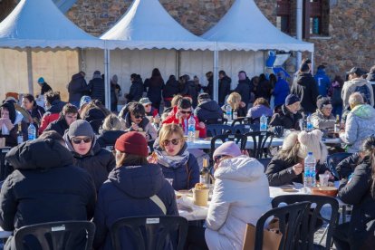 Gent degustant l’escudella.