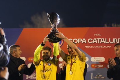 Martí Vilà i Sergio Molina aixecant la Copa Catalunya de la temporada passada.