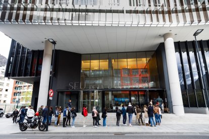 Ciutadans andorrans fent cua per votar en seu judicial.