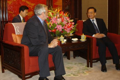 L’excap de Govern Marc Forné amb l’exprimer ministre de la Xina Wen Jiabao, durant la visita al país asiàtic.