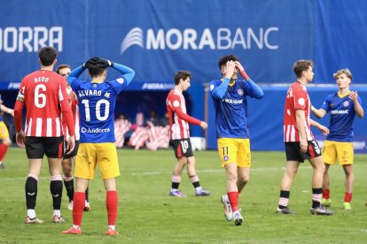 Álvaro Martín, Lautaro i Cerdà es lamenten en una acció del partit d’ahir.