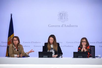 La codirectora i gerent de l’Institut Guttmann,Montserrat Bernabeu, amb la ministra de Salut, Helena Mas i la codirectora i directora assistencial de l’Institut,  Montserrat Caldés