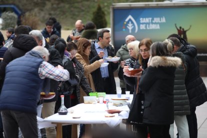 Els assistents tastant l'escudella de Sant Julià