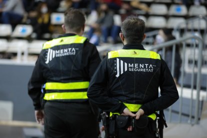 Dos vigilants de Menta Grup en un partit de futbol.