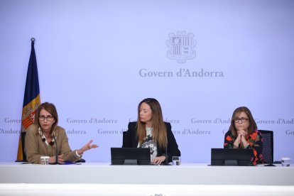 Montserrat Bernabeu, Helena Mas i Montserrat Caldés en la roda de premsa d’ahir.