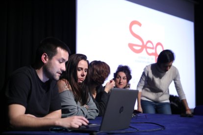 Els representants del Sindicat de l’Ensenyament Públic en l’assemblea d’ahir.