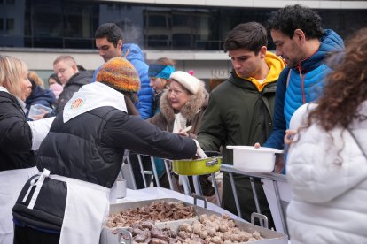 Els veïns de Sant Julià recollint l'escudella