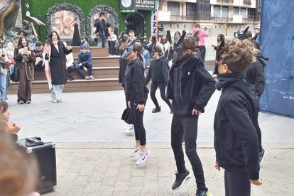 Un dels balls a la plaça de la rotonda.