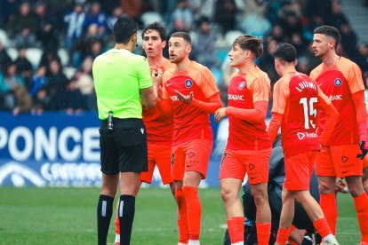 Els jugadors de l’FC Andorra protesten una decisió arbitral.