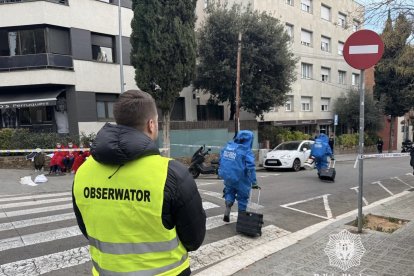 Un agent del Tedax participant com a observador en els simulacres d'atacs químics a Barcelona