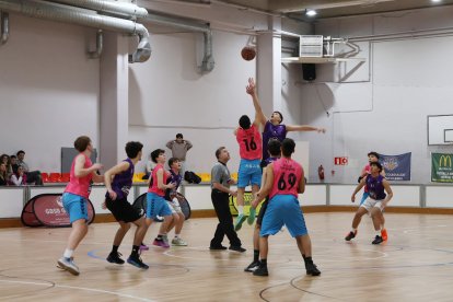 Alumnes de batxillerat de l'Escola Andorrana i del Col·legi Sant Ermengol durant el primer partit de la Copa Colegial al poliesportiu LAUesport.