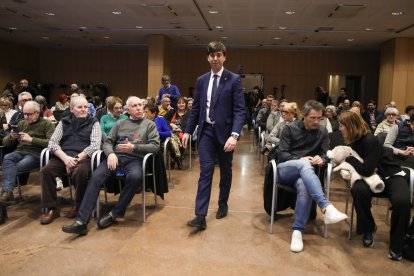 El cònsol major d’Andorra la Vella, Sergi González, abans de començar la reunió de poble.