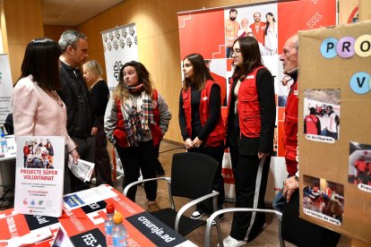 Bonell, Cabanes i voluntaris de la Creu Roja a la Fira del Voluntariat.