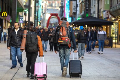 Turistes a l’eix comercial.