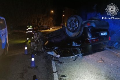 El vehicle bolcat en l'accident de la Traba de Canillo