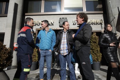 Els representants dels cossos especials abans de la reunió amb Govern