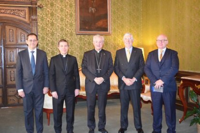 El copríncep episcopal, Joan-Enric Vives, amb l'ambaixador de Portugal, João Mira Gomes