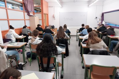 Un moment del dictat nacional a l'escola andorrana de Santa Coloma